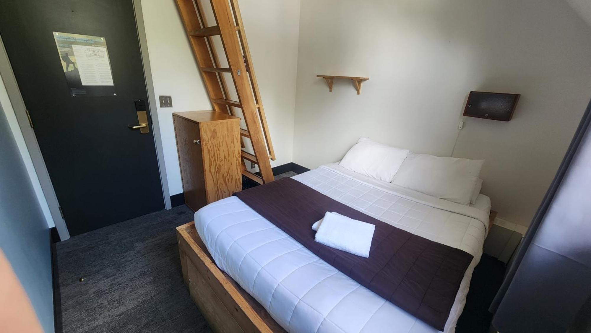 Hi Louise Alpine Centre - Hostel