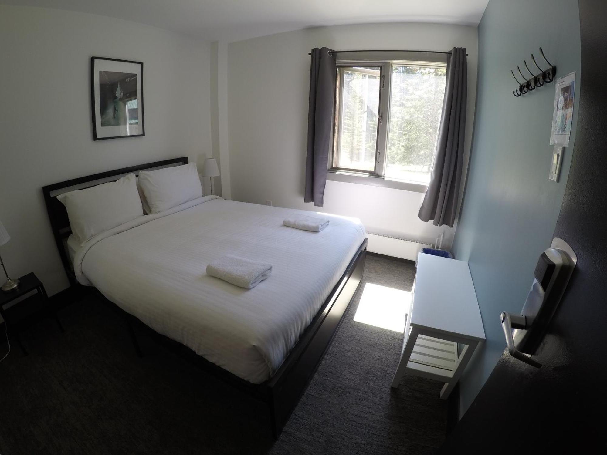 Hostel Hi Louise Alpine Centre -